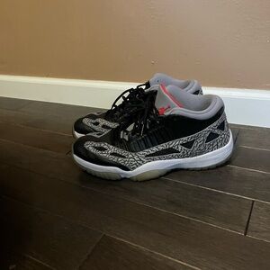 Jordan Athletic Shoes Black and Gray